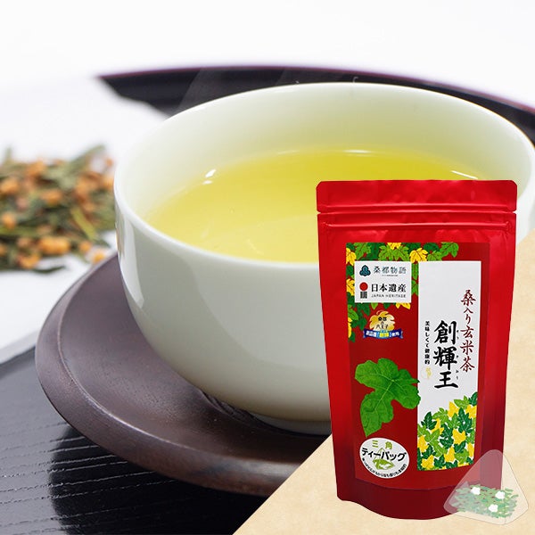 桑入り玄米茶のパッケージとお茶を入れた湯呑